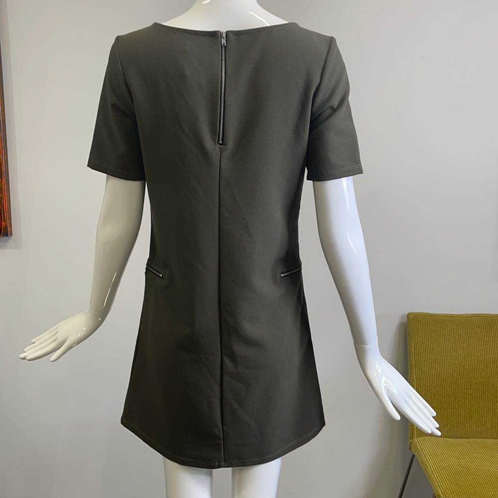 A Killer Green Dress from "She l - Picture 2 of 8